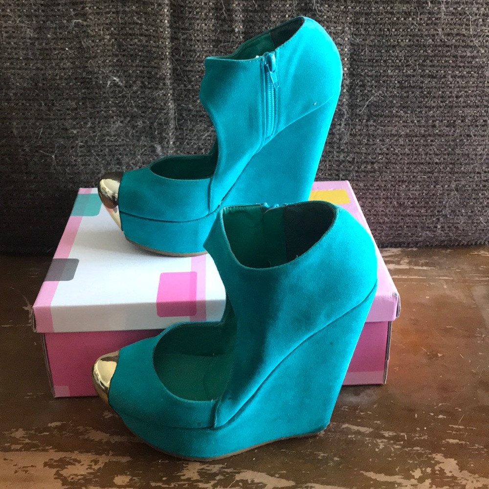 Nature Breeze beautiful blue wedges!